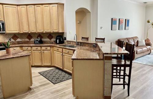 Spacious 5BR Private Home, Private Pool & Salt Water Spa, Minutes from Beaches - Foto 20