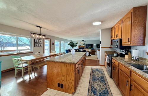 Waterfront 3BR Loft w Dock on Lake of Egypt - Foto 10