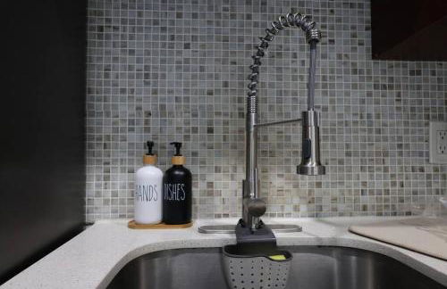 GREAT Luxe House NEAR Downtown & Marina in Miami - Photo 13