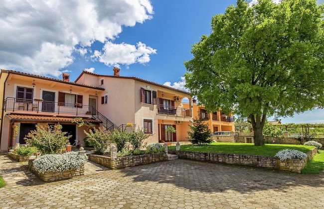 Apartment in Gajana With Mini Football Field - Foto 1