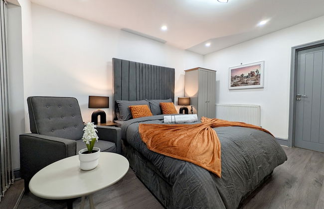 Spacious and Comfortable Modern Rooms - Photo 2