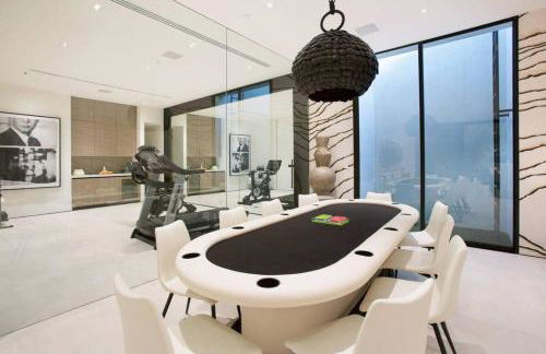 Ultra-Luxurious BH Estate with Pool, Theatre, Views - Foto 55