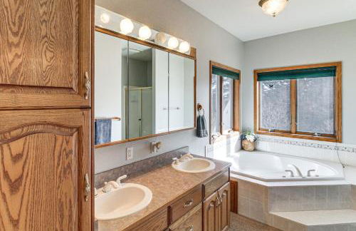 Deck with Lake Mac View! Spacious Family Retreat - Foto 12