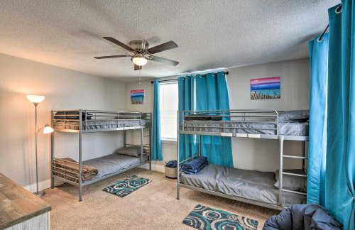 Walk to Beach Breezy Galveston Apt with Deck! - Foto 18