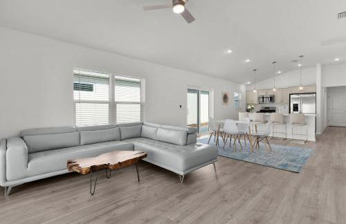 Spacious Golf Retreat-2 King Beds-Golf Cart- Full Kitchen & TVs in Every Room - Foto 16