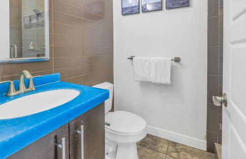 New! Remodeled, Pool-Side, 1-min to Beach Path! - Foto 51