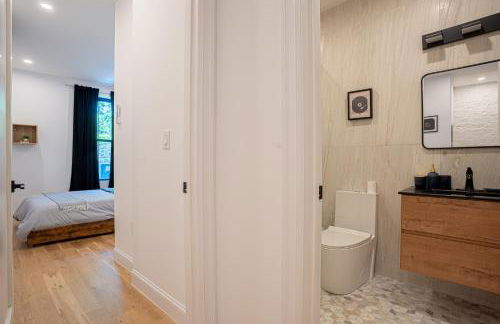 Stylish 2BD Brooklyn Retreat with Backyard & Basement - Foto 21