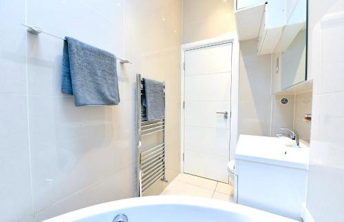 Hendon Escape Luxury Apartment with En-suite Bath - Photo 6