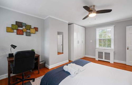 Charming Townhouse Retreat by CozySuites - Foto 8