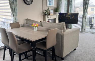 2 Bedroom Villa - Lakeside Holiday Park - Photo 1