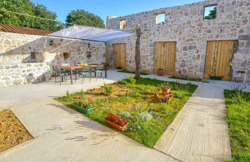 Heritage House Vrime - stone house with heated pool - Photo 16