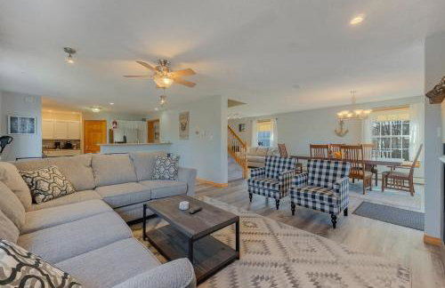 Lakefront Home with Private Beach Access & Hot Tub - Foto 5