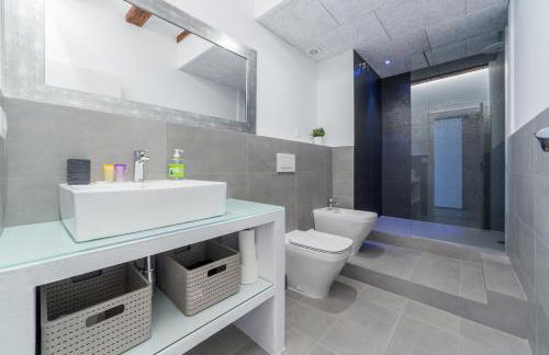 FLORIT FLATS - CATHEDRAL LUXURY TERRACE FLAT 2BR 2BA AC Wifi - Photo 30