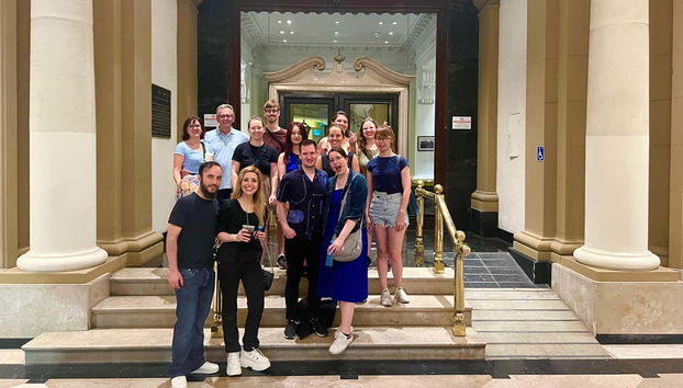 Caminharemos por praças famosas, museus, igrejas e hotéis