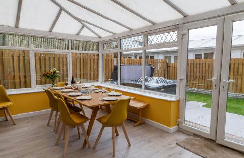 Spacious Cottage with Private Hot Tub - Foto 1