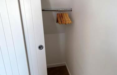 THE HIDEAWAY - LUXURY SELF CATERING COASTAL APARTMENT with PRIVATE ENTRANCE & KEY BOX ENTRY JUST A FEW MINUTES WALK TO THE BEACH, SOLENT WAY WALK, SHOPS and many EATERIES & BARS - FREE OFF ROAD PARKING,FULL KITCHEN, LOUNGE,BEDROOM , BATHROOM & WI-FI - Foto 29