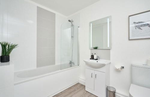 Riviera View - A Stunning Large 1 Bed Apt - Private Parking - 5 Mins To Beach - Dog Friendly - Close To Ventnor, Shanklin & Sandown - Ideal For Friends, Families & Business Travellers - Managed By "Greenstay Serviced Accommodation" - Foto 11