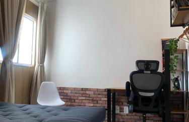 Sacada com ar, rede, pôr do sol, lareira e cinema no Candeias - Foto 11