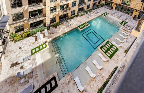 Galleria King Luxury Suite - Walk to Mall - Pool View - Foto 13