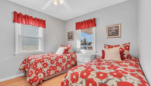 Seaside Getaway! 3 Blocks to Beach with Washer-Dryer - Foto 3