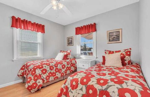 Seaside Getaway! 3 Blocks to Beach with Washer-Dryer - Foto 3