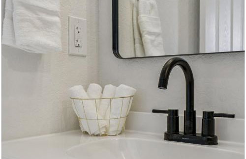 Your Inner-City Sanctuary: 3BR2BA Near Riverwalk - Foto 23