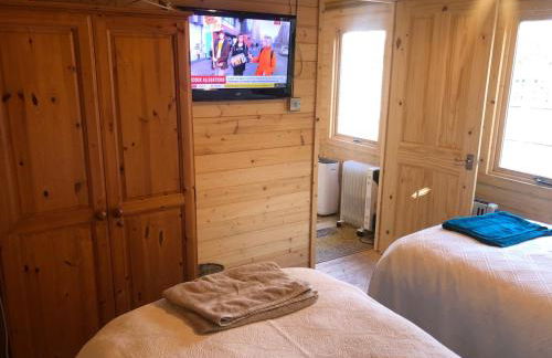 Cosy Garden Log Cabin - Photo 11