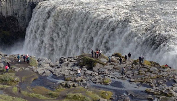 Disfrutando de las cascadas en Islandia