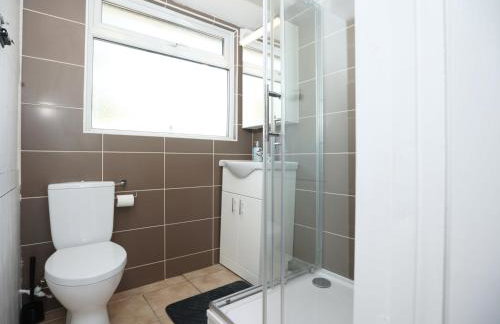 Comfortable Studio Apartment By N And N Stays Ltd, Peaceful Area Close to Cardiff Bay and Access Training Centre, Private Parking and Fast Wifi - Foto 17