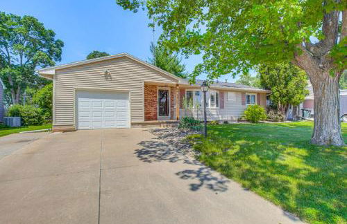 Walk to Park Waterloo Home with Furnished Deck - Foto 23