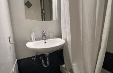 Hector Apartment Airport by Airstay - Photo 28