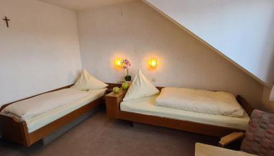 Doppelzimmer Bergblick mit 2 Einzelbetten - Pension Hauber - Foto 2