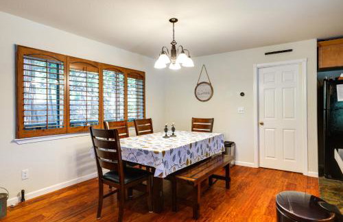 Cozy Mi-Wuk Village Cabin with Deck! - Foto 9