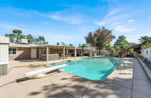 Spacious 4BR plus Den with Pool, Jacuzzi, BBQ, Near Strip - Foto 1