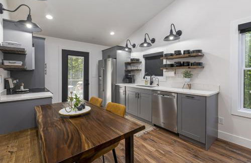 Modern 2BR Cabin w Hot Tub Near Wine Trail - Photo 17