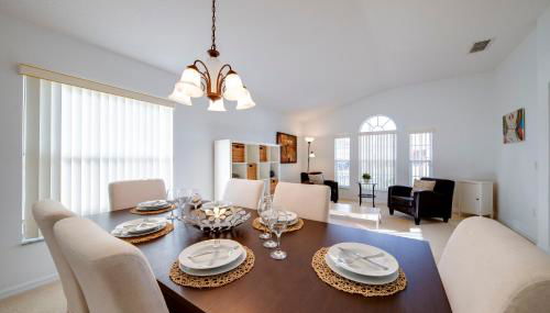 630- 3 Bedroom South facing Home with Pool Drenched in Florida Sunshine Perfect for Families - Foto 2