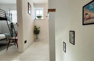 Stunning 3 bedroom & 2 bathroom cottage with patio - Foto 18