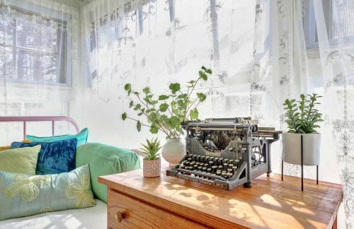 Timeless Pineview Cottage Hot Tub & Pet Friendly - Photo 24