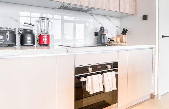 Luxe and Modern Duplex in Difc - Photo 45