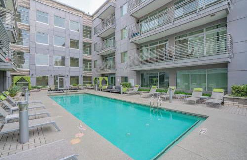 Modern 2BD DT - Balcony, Gym, W-D, Parking - Sleeps 8 - Photo 2