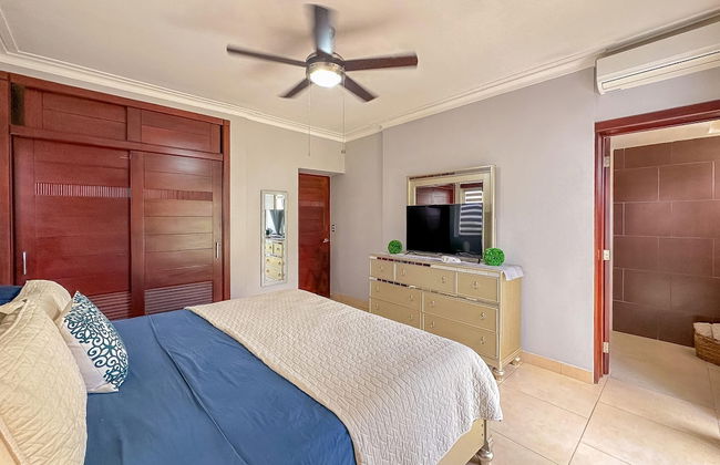 Incredible 3 BR Penthouse w BBQ Jacuzzi - Photo 16