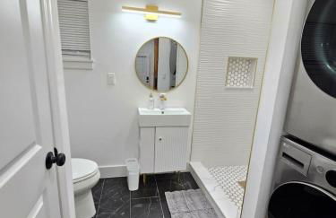 Comfy Tiny Home WP Large Private Deck Queen bed - Foto 19