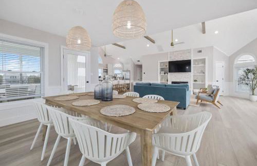 Elegant Updated Oceanfront Home with Pool & Hot Tub - Photo 40