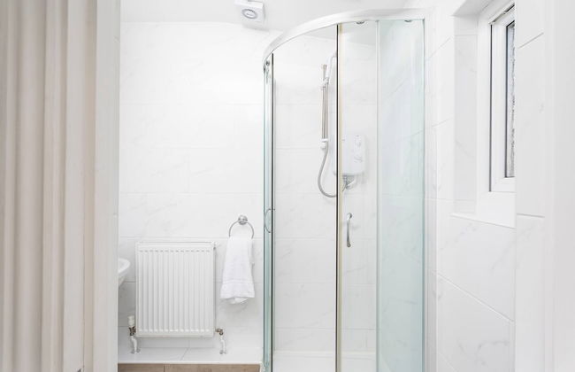 Skyvillion - Enfield 4bed House W Garden & Parking - Photo 43