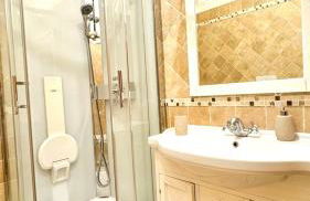 Pantheon Luxury Jacuzzi Apartment - Photo 27