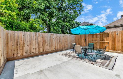 Tranquil Downtown Escape with Backyard - Photo 74