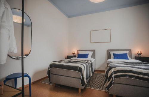 JOBOSTAYS - LINDEN Family Apartment Oldenburg - sehr geräumig 110m2 - Terrasse mit Gartenblick - voll ausgestattete Küche - 2 Bäder - Babybett - 10 Min zu Fuß zum Bahnhof - kostenloses WLAN - Parkplatz - kontaktfreier Check-In - Photo 22