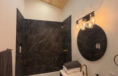 The Onyx - Walk to Falls, Hot Tub, Resort Access, Luxe Approved - Foto 32