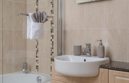 Large 5BR Home - Ideal for Contractors - Parking Available - Photo 13