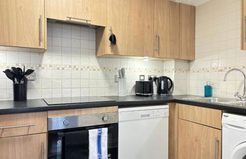 2BR 2BA Flat - King Beds - Free Parking - Near LGW Airport - Foto 11